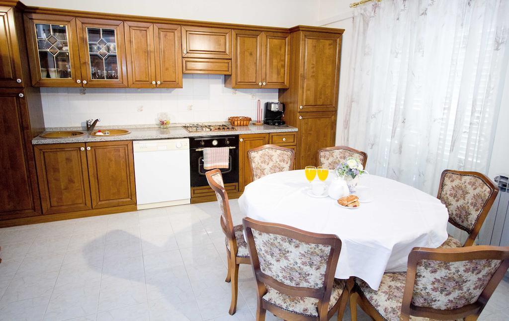 Apartment Pcelica Maja Podstrana Room photo